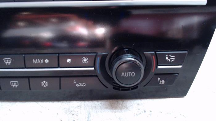 Radio control panel from a BMW 7 serie (F01/02/03/04) 740d 24V 2011