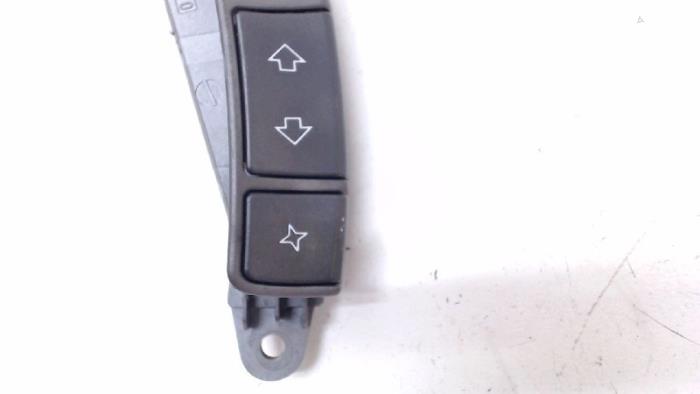Steering wheel switch from a BMW 7 serie (E65/E66/E67) 735i,Li 3.6 V8 32V 2004