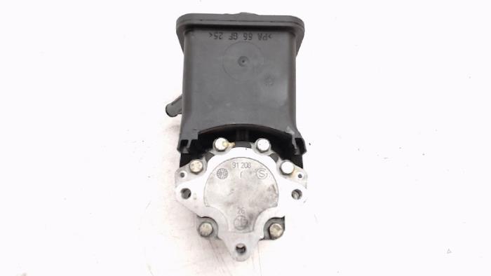 Power steering pump from a BMW 3 serie (E46/4) 320d 16V 2001