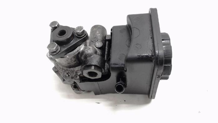 Power steering pump from a BMW 3 serie (E46/4) 320d 16V 1999