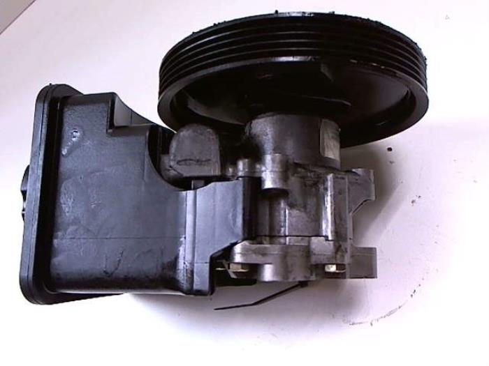Power steering pump from a BMW 3 serie Touring (E46/3) 320d 16V 2001