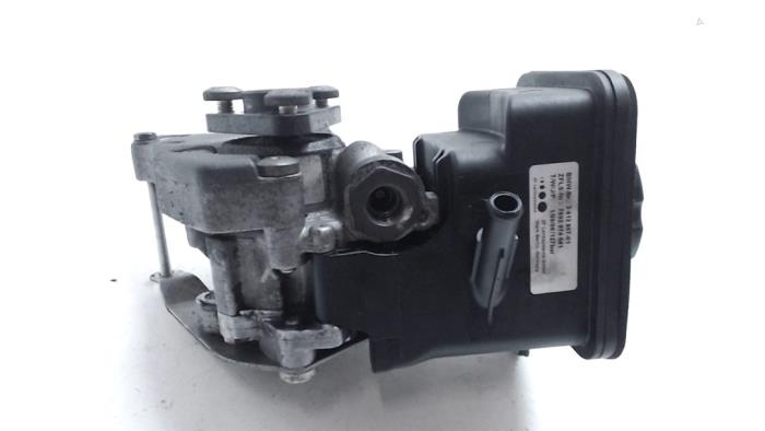 Power steering pump from a BMW X3 (E83) 3.0d 24V 2006