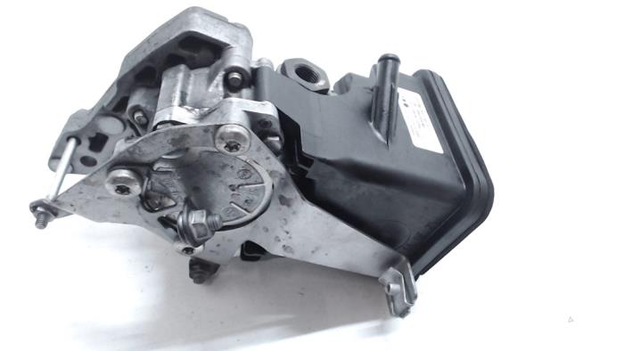 Power steering pump from a BMW X3 (E83) 3.0d 24V 2006