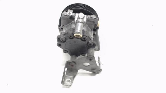 Power steering pump from a BMW 5 serie (E60) 523i 24V 2005