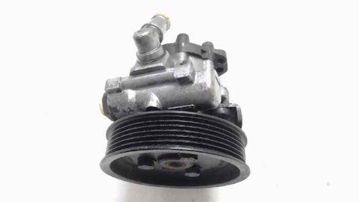 Power steering pump from a BMW 5 serie (E60) 523i 24V 2005