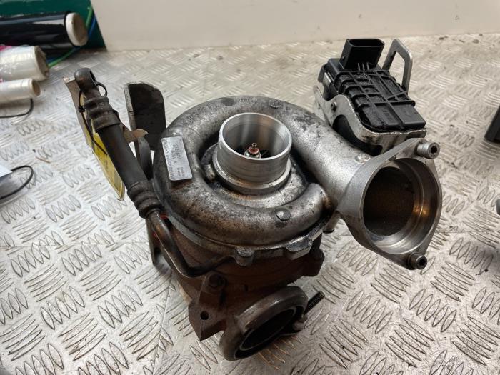 Turbo from a BMW 5 serie (E60) 525d 24V 2008