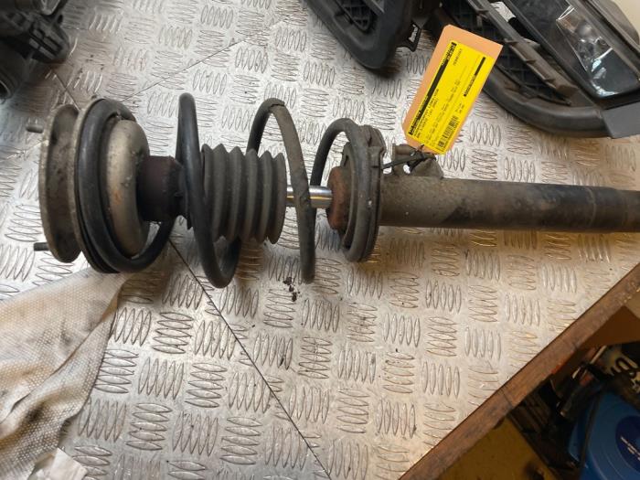 Front shock absorber rod, left from a BMW 3 serie Touring (E46/3) 318i 16V 2002