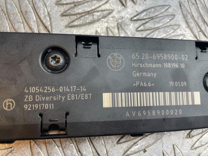 Antenna Amplifier from a BMW 1 serie (E87/87N) 116i 1.6 16V 2009