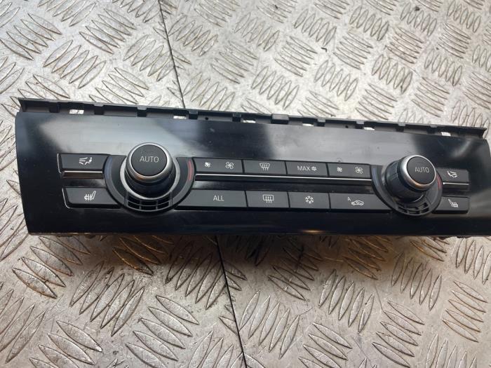 Heater control panel from a BMW 5 serie (F10) 520d 16V 2010