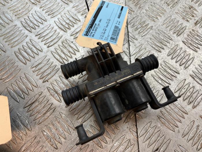Begagnade Extra vattenpump BMW 6 serie (E63) 630i 24V Pris € 30,00 Marginaltabell erbjuds av Bentie's autodemontage