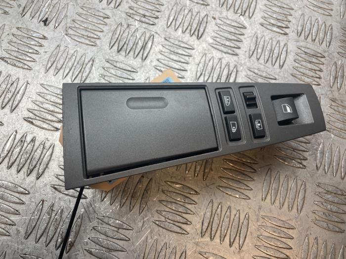 Usados Interruptor de ventanilla eléctrica BMW 7 serie (E65/E66/E67) 735i,Li 3.6 V8 32V Precio € 25,00 Norma de margen ofrecido por Bentie's autodemontage