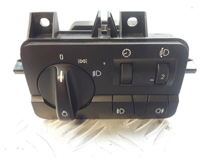 Używane Przelacznik swiatel BMW 3 serie (E46/2C) 320 Ci 24V Cena € 25,00 Procedura marży oferowane przez Bentie's autodemontage