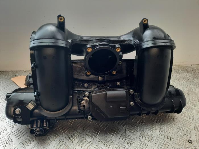 Intake manifold from a BMW 3 serie Touring (E91) 325i 24V 2005