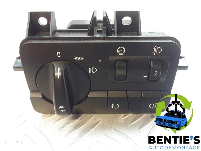 Używane Przelacznik swiatel BMW 3 serie (E46/2C) 320 Ci 24V Cena € 25,00 Procedura marży oferowane przez Bentie's autodemontage