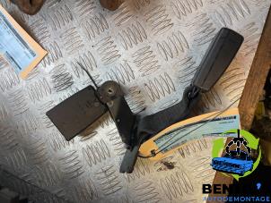 Used Rear seatbelt tensioner, centre BMW 5 serie Touring (E39) 523i 24V Price € 25,00 Margin scheme offered by Bentie's autodemontage
