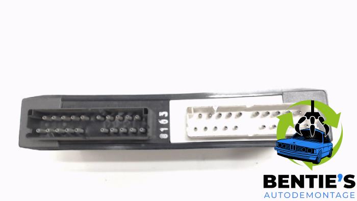 Central door locking module from a BMW 7 serie (E32) 730i,iL 1992