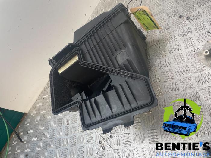Begagnade Luftfilterhus BMW 7 serie (E65/E66/E67) 745d 4.4 V8 32V Pris € 50,00 Marginaltabell erbjuds av Bentie's autodemontage