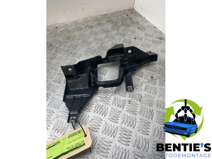 Używane Rama reflektora prawa BMW 7 serie (E65/E66/E67) 745d 4.4 V8 32V Cena € 25,00 Procedura marży oferowane przez Bentie's autodemontage