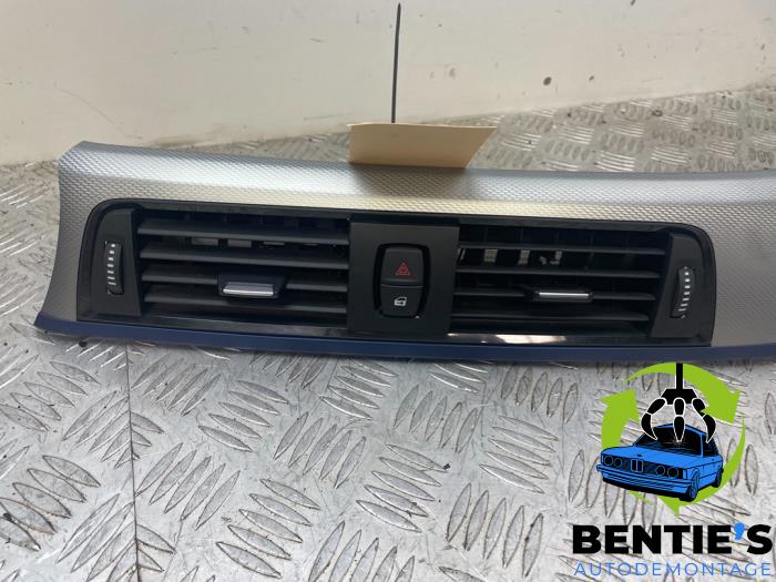 Dashboard decoration strip from a BMW 3 serie (F30) 318d 2.0 16V 2012