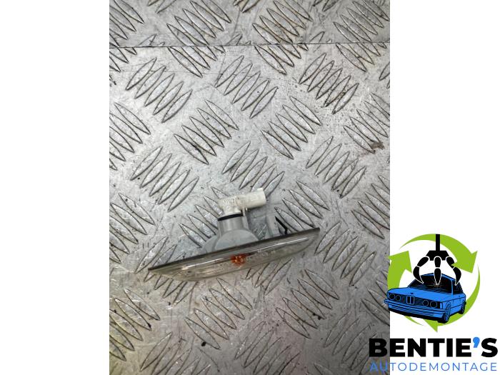 Front wing indicator, right from a BMW 3 serie (E90) 318i 16V 2011
