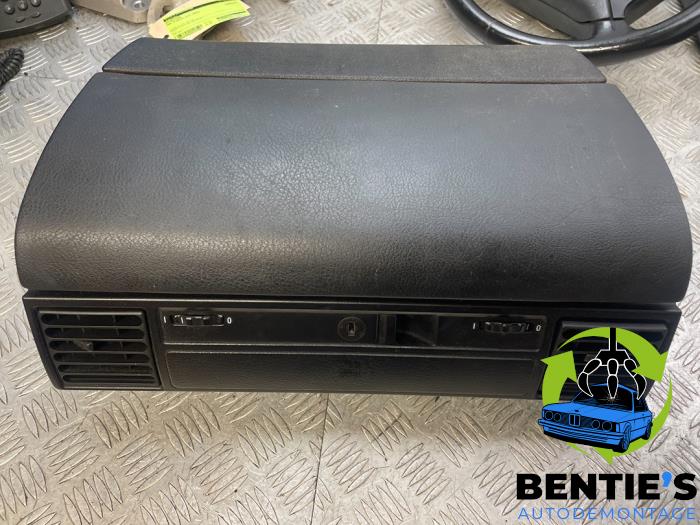 Begagnade Handskfack BMW 3 serie (E46/2) 318 Ci 16V Pris € 45,00 Marginaltabell erbjuds av Bentie's autodemontage