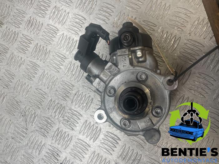 Mechanical fuel pump from a BMW 3 serie (F30) 318d 2.0 16V 2012