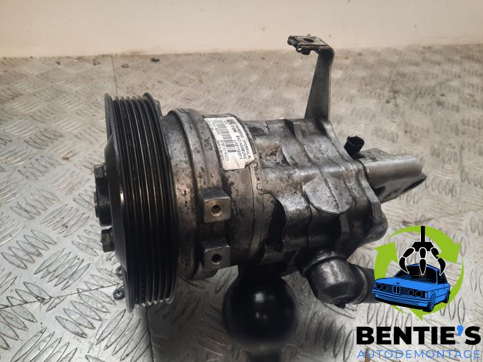 Power steering pump from a BMW 5 serie Touring (E61) 535d 24V 2005