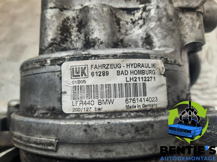 Power steering pump from a BMW 5 serie Touring (E61) 535d 24V 2005