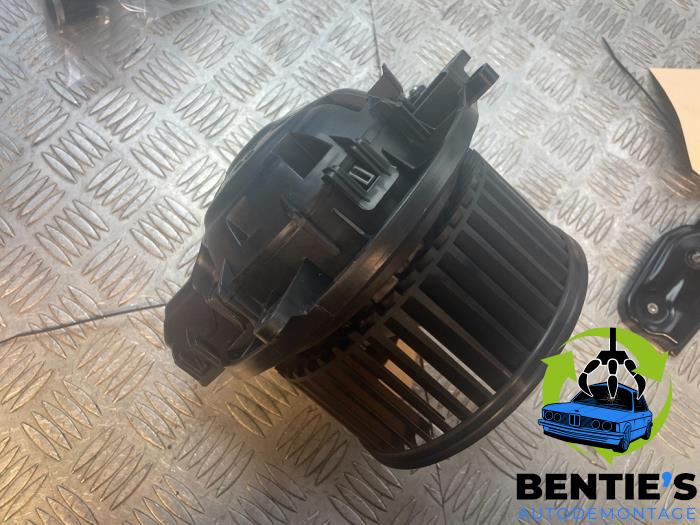 Heating and ventilation fan motor from a BMW 1 serie (F20) 116d 1.5 12V TwinPower 2016