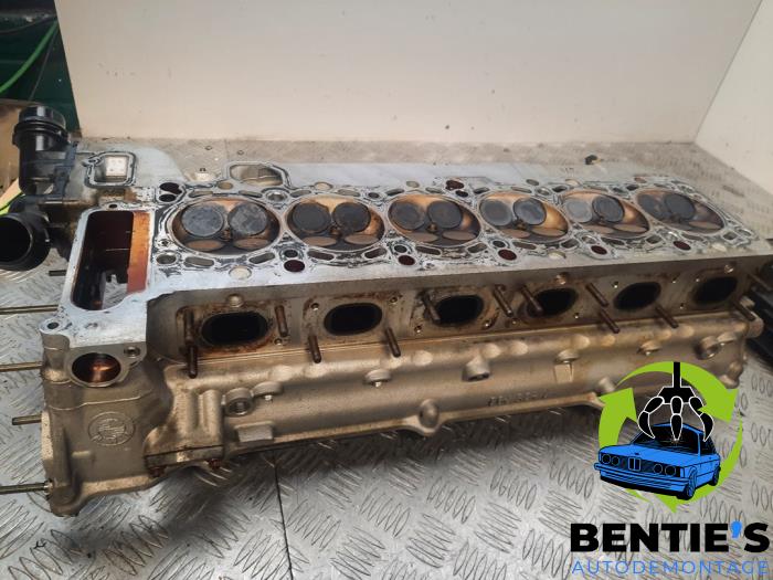 Cylinder head from a BMW 3 serie (E46/4) 330i 24V 2001