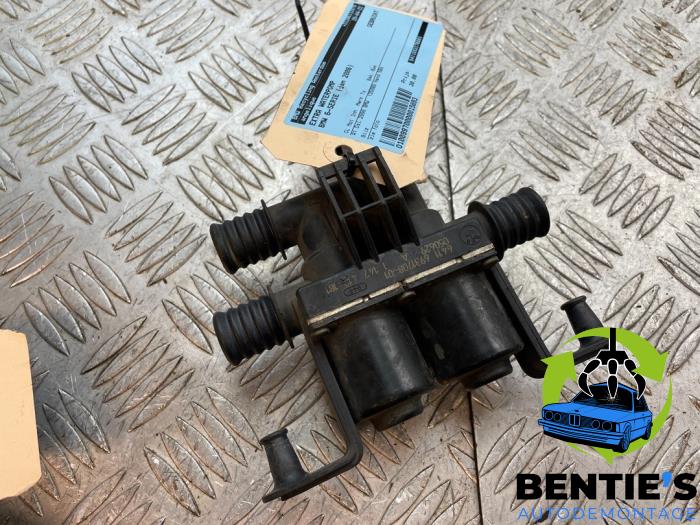 Begagnade Extra vattenpump BMW 6 serie (E63) 630i 24V Pris € 30,00 Marginaltabell erbjuds av Bentie's autodemontage