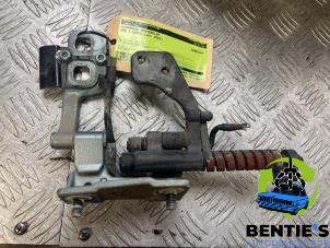 Used Tailgate hinge BMW 3 serie Touring (E46/3) 320i 24V Price € 45,00 Margin scheme offered by Bentie's autodemontage