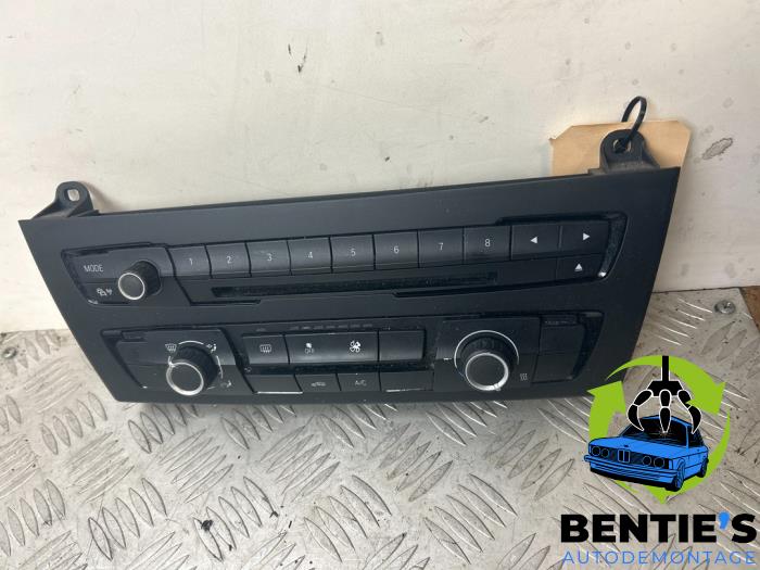 Air conditioning control panel from a BMW 1 serie (F20) 116i 1.6 16V 2013