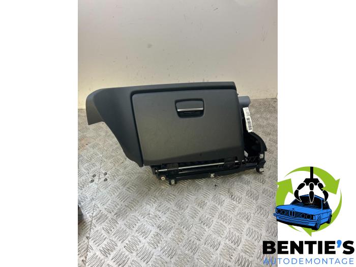 Begagnade Handskfack BMW 1 serie (E87/87N) 116i 2.0 16V Pris € 35,00 Marginaltabell erbjuds av Bentie's autodemontage