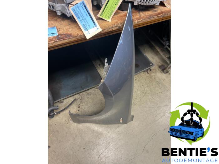 Front wing, left from a BMW 1 serie (E87/87N) 116i 2.0 16V 2010