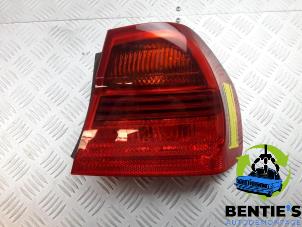Używane Tylne swiatlo pozycyjne prawe BMW 3 serie (E90) 320i 16V Corporate Lease Cena € 40,00 Procedura marży oferowane przez Bentie's autodemontage
