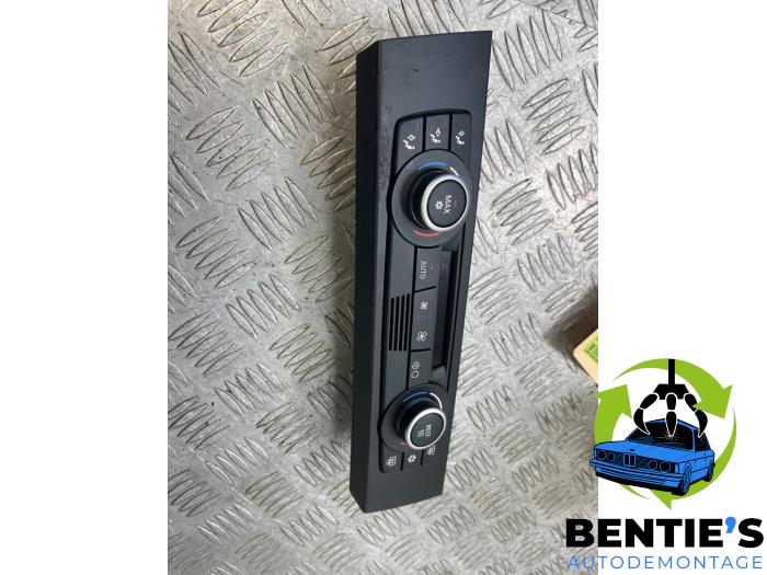 Air conditioning control panel from a BMW 3 serie (E90) 318i 16V 2008