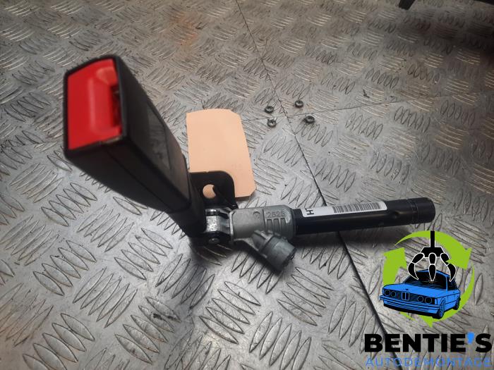 Rear seatbelt tensioner, left from a BMW 3 serie Touring (E91) 320i 16V 2005