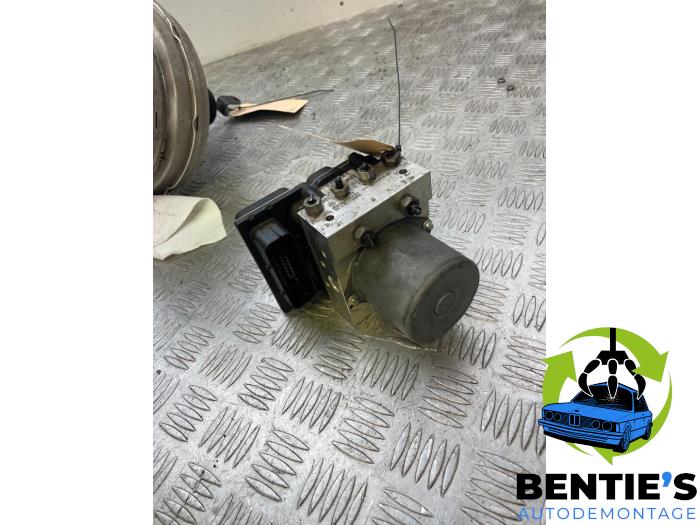 ABS pump from a BMW X3 (E83) 3.0i xDrive 24V 2006