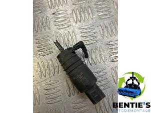Used Front windscreen washer jet BMW 5 serie Touring (E39) 523i 24V Price € 10,00 Margin scheme offered by Bentie's autodemontage