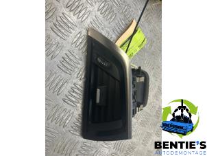 Używane Kratka wentylacyjna deski rozdzielczej BMW 1 serie (F20) 116i 1.5 12V Cena € 19,00 Procedura marży oferowane przez Bentie's autodemontage