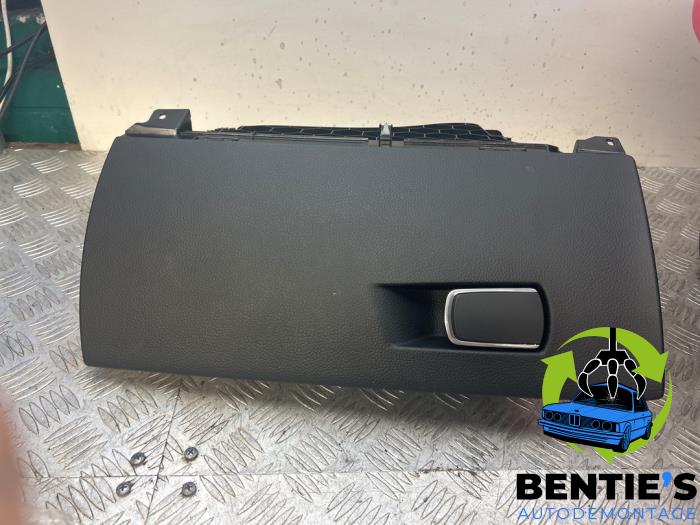 Begagnade Handskfack BMW 1 serie (F20) 116i 1.5 12V Pris € 75,00 Marginaltabell erbjuds av Bentie's autodemontage
