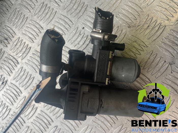 Additional water pump from a BMW 3 serie Touring (E46/3) 316i 16V 2004
