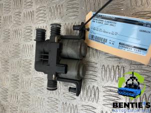 Usados Válvula eléctrica de calefactor BMW 5 serie Touring (E39) 525i 24V Precio € 20,00 Norma de margen ofrecido por Bentie's autodemontage