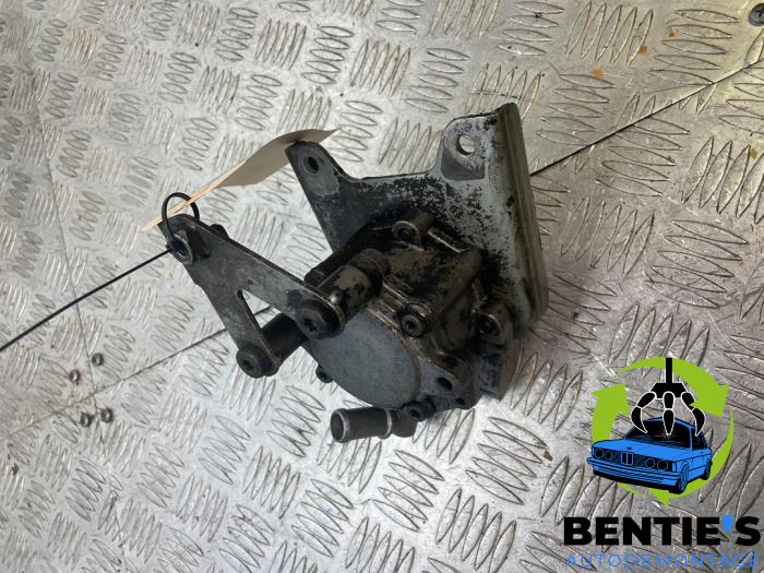 Power steering pump from a BMW 5 serie Touring (E39) 525i 24V 2001