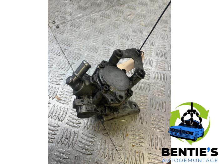 Power steering pump from a BMW 5 serie Touring (E39) 525i 24V 2001
