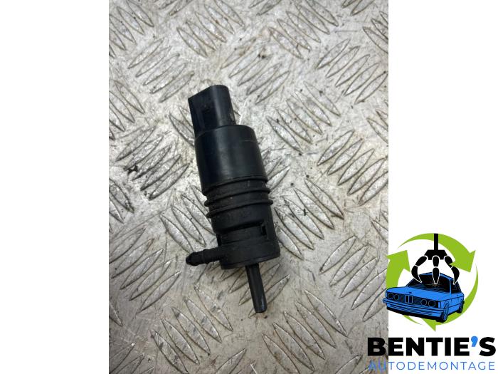 Front windscreen washer jet from a BMW 5 serie (E39) 528i 24V 1999