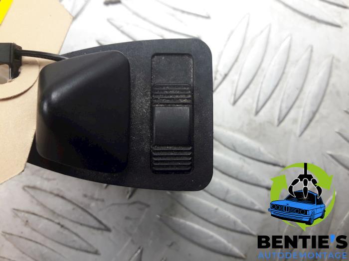 Używane Przelacznik lusterka BMW 3 serie (E46/4) 318i Cena € 10,00 Procedura marży oferowane przez Bentie's autodemontage