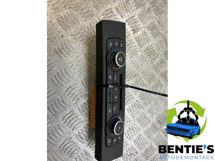 Air conditioning control panel from a BMW 3 serie Touring (E91) 316i 16V 2011