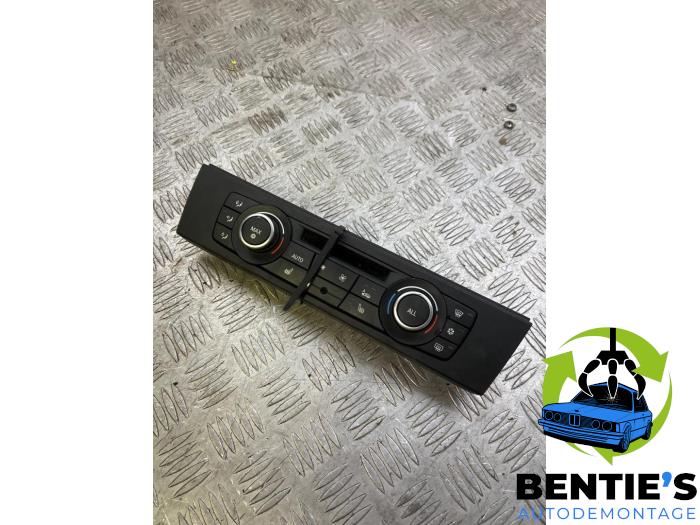 Air conditioning control panel from a BMW 3 serie Touring (E91) 316i 16V 2011
